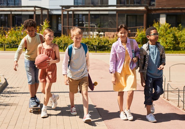 Photo d'un groupe d'enfants qui marche